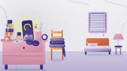 Ilustración: una mesita de noche abarrotada de artilugios para dormir (anillo rastreador, antifaz, esparadrapo, bebida rosa, frascos de cápsulas, móvil con puntuación de sueño y una manta pesada doblada en la silla) frente a una cama sencilla y bien hecha, con la persiana bajada y la lámpara apagada.